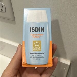 NEW ISDIN Fusion Water MAGIC sunscreen